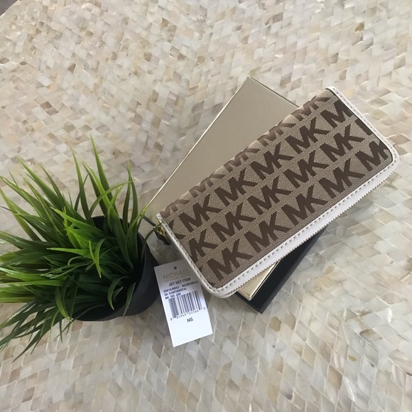 Michael Kors Wallet - Picture 7 of 8